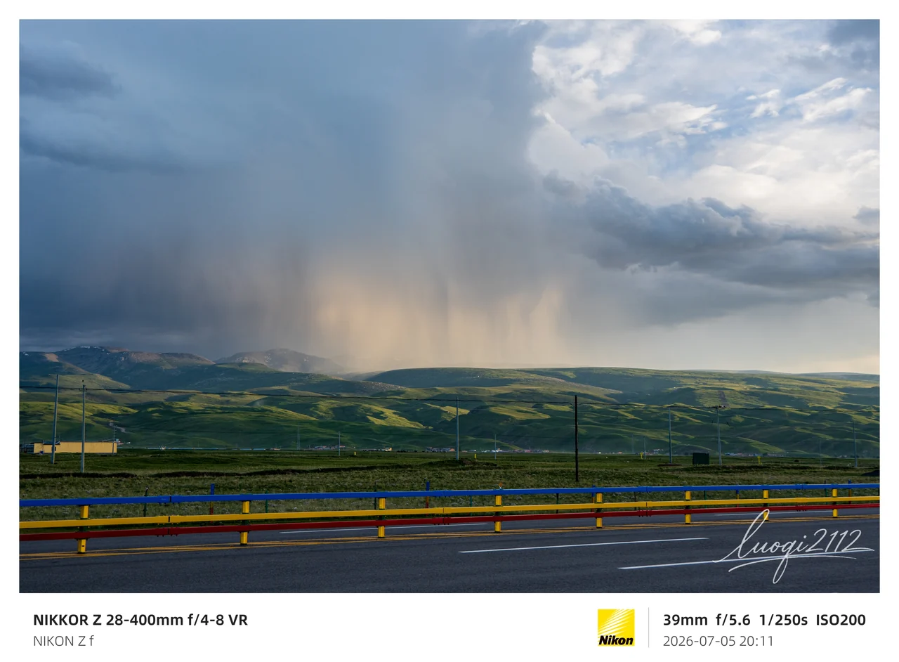 青海湖南侧山间的雨幕（rain shaft）