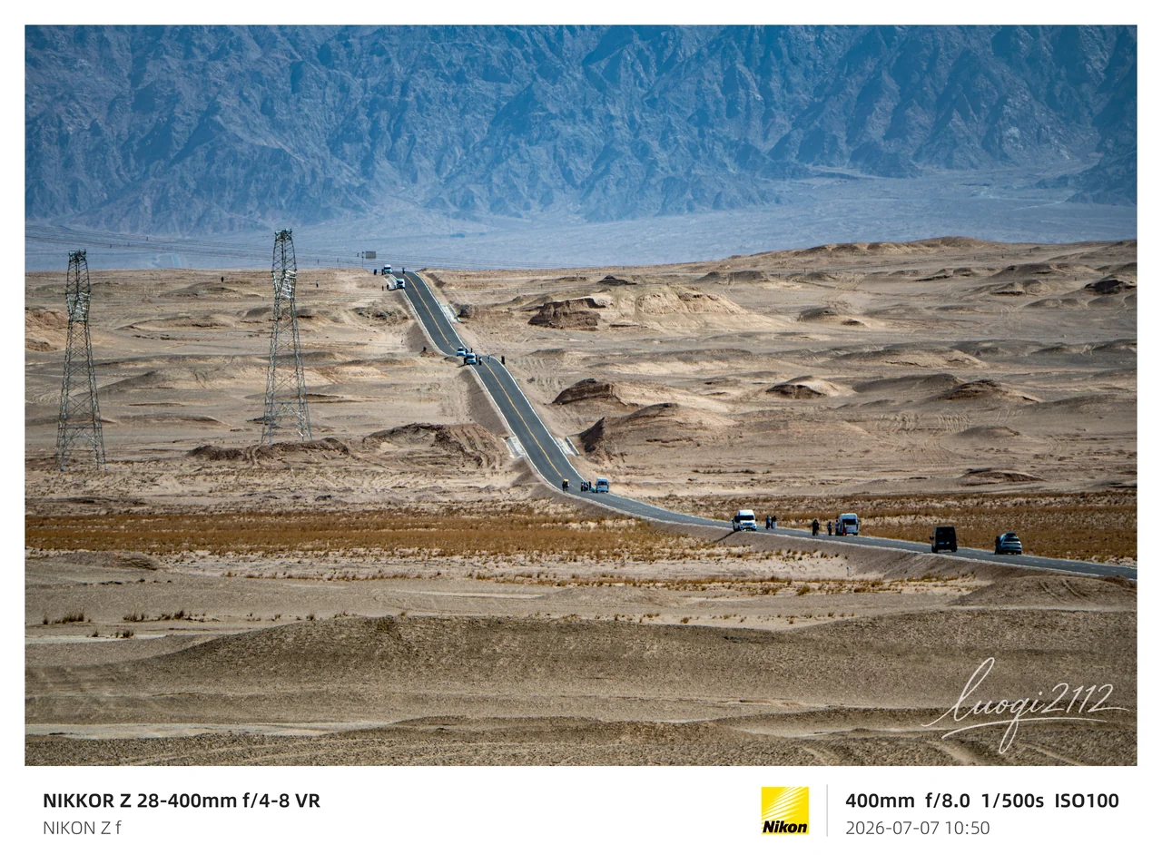 冷湖标志后的 U 型公路